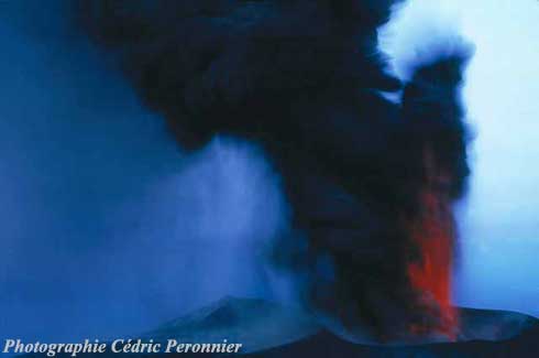 75-20 Photos : PERONNIER Cédric Etna Novembre 2002